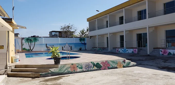 Vista exterior del Hotel Royal con piscina